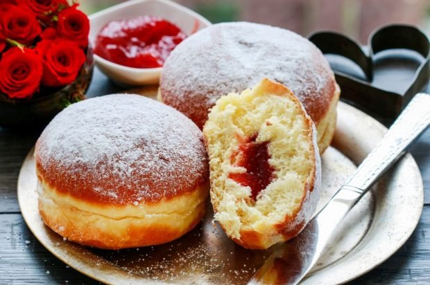 Cornmeal donuts with strawberry filling