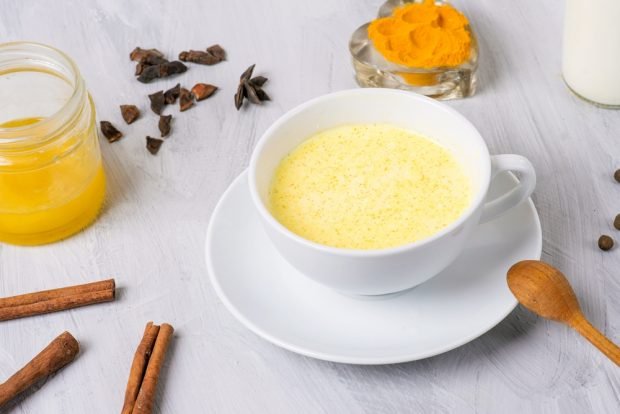 Milk soup with honey and spices 