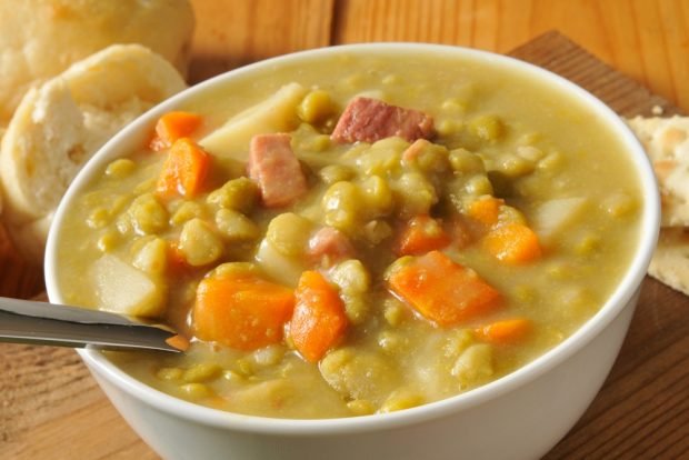 Thick pea soup in a slow cooker 