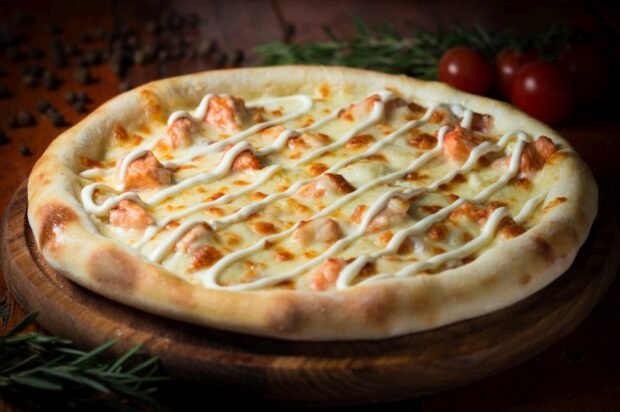 Cheese pizza with milk with chicken and bechamel sauce