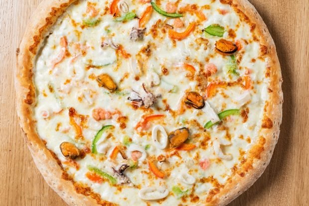 Seafood pizza at home 