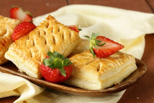 Strawberry and ricotta puffs