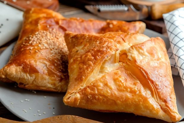 Khachapuri with cottage cheese from puff pastry is a simple and delicious recipe, how to cook step by step