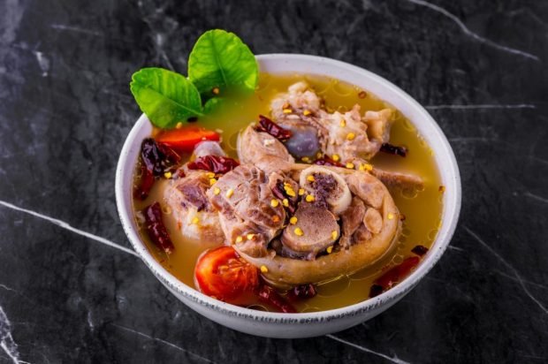 Spicy pork knuckle soup 