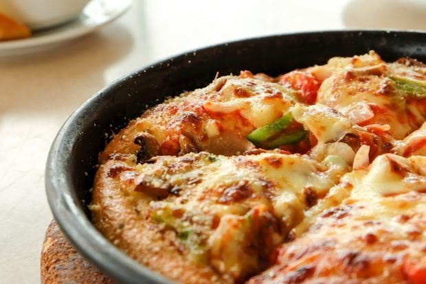 Pizza with bell pepper in a frying pan 