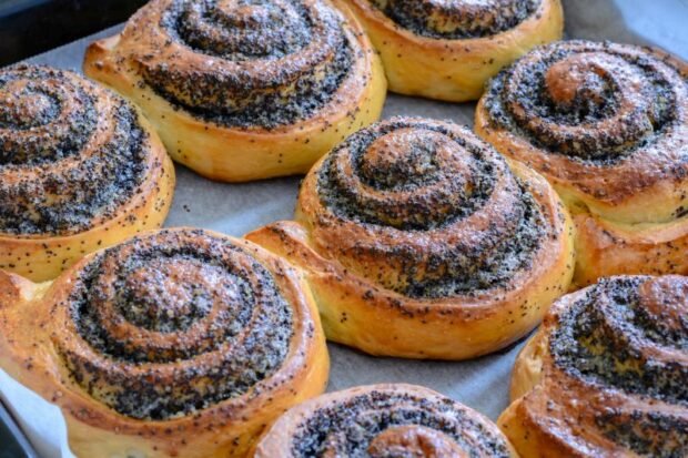 Buns with poppy seeds – a simple and delicious recipe, how to cook step by step