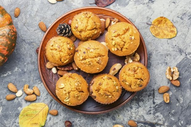 Pumpkin cupcakes with nuts