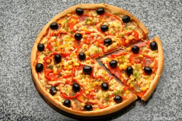 Pizza with bacon, corn and olives is a simple and delicious recipe, how to cook step by step