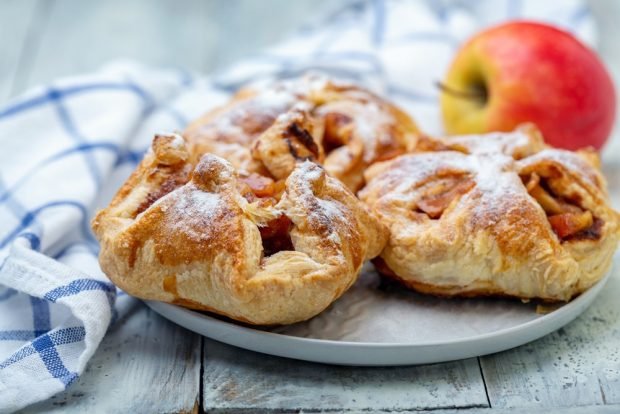 Puffs with apple and cinnamon