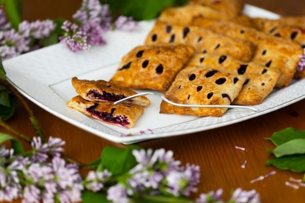 Blueberry puffs are a simple and delicious recipe, how to cook step by step