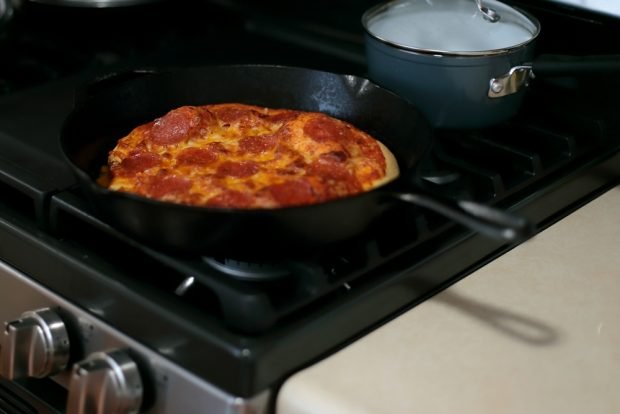 Quick pizza in a frying pan 