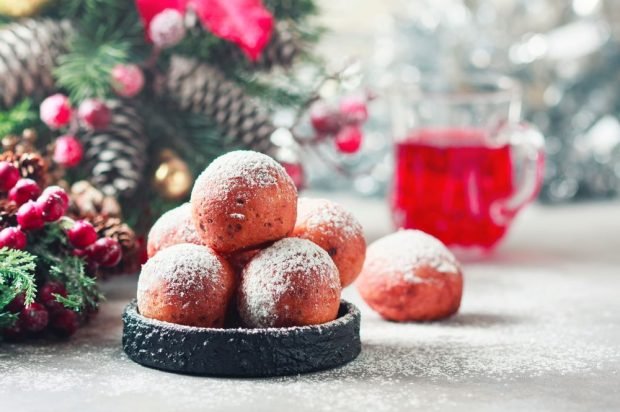 Yeast donuts with cranberries