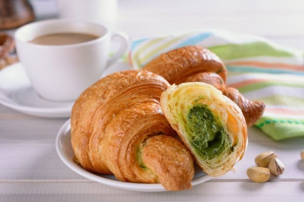 Croissants with pistachio cream