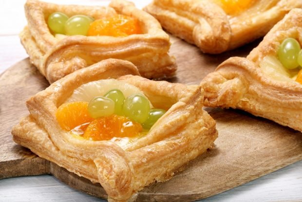 Fruit puffs and custard