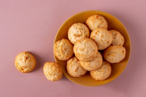 Cottage cheese cookies with raisins