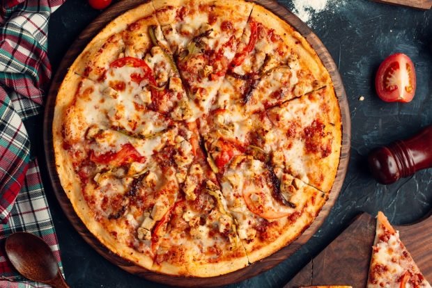 Pizza with chicken and tomatoes is a simple and delicious recipe, how to cook step by step