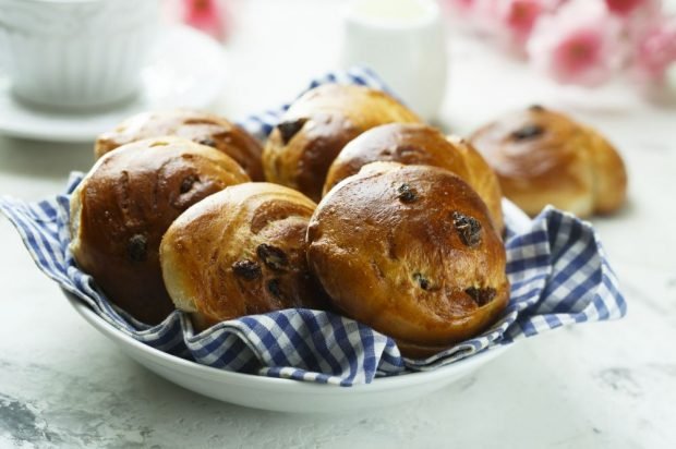 Buns with raisins