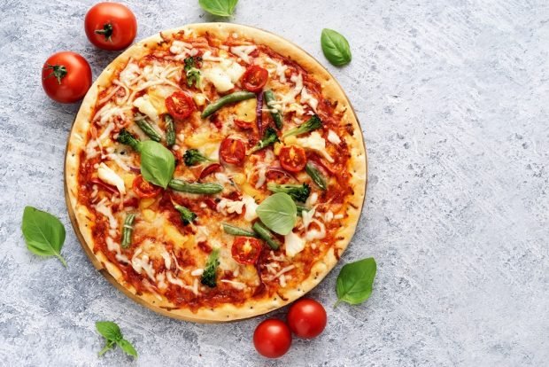 Pizza with broccoli and string beans 