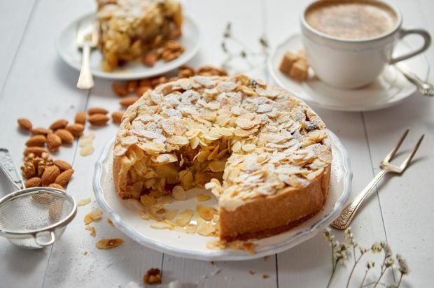 Apple pie with almond flakes 