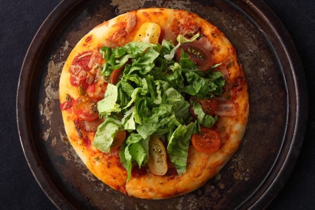 Pizza with tomatoes and herbs 