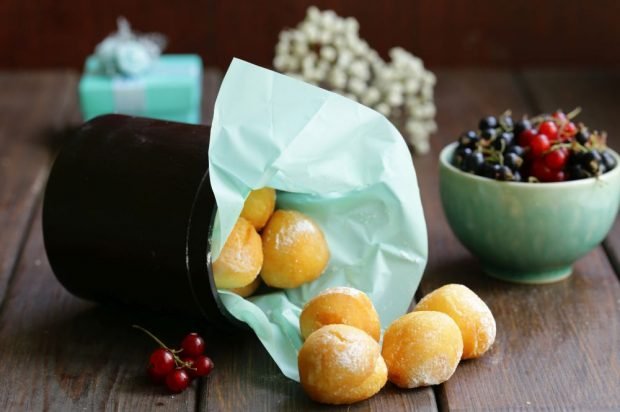 Donuts made of cottage cheese and lemon zest