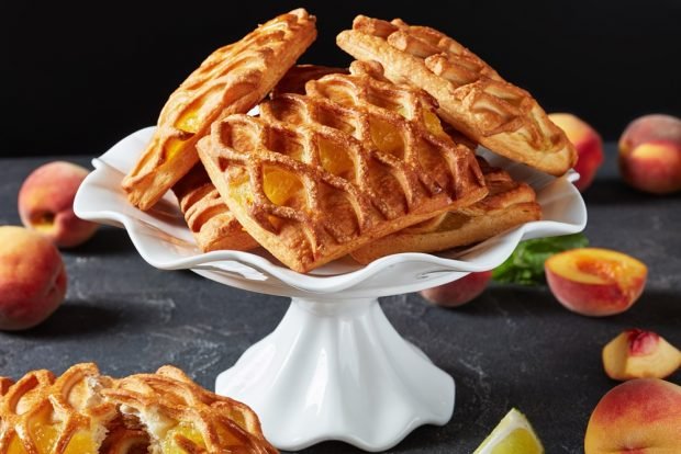 Puff pastry with peaches from puff pastry