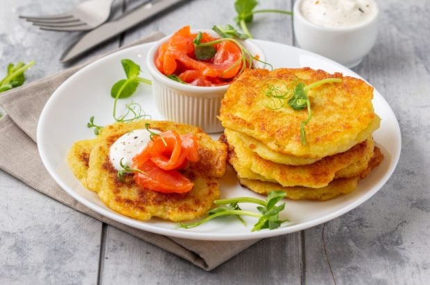 Potato pancakes on sour cream