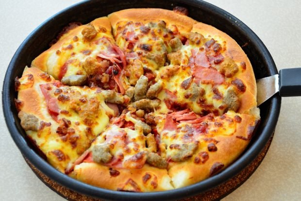 Ham pizza is a simple and delicious recipe, how to cook step by step