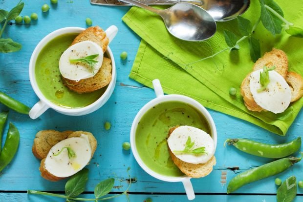 Pea soup with mozzarella