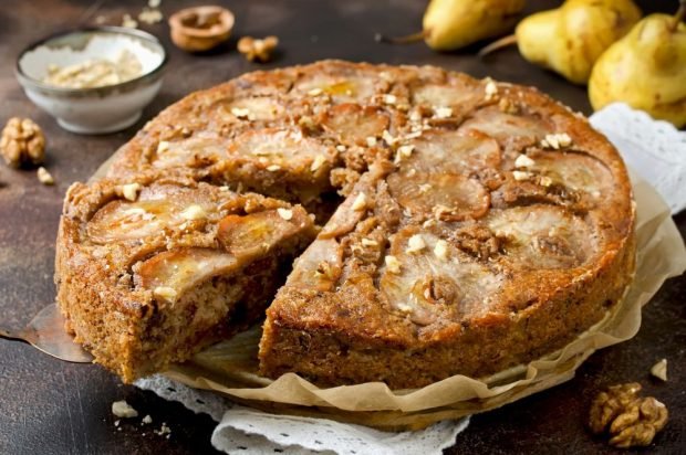 Pie with pears, walnuts and chocolate