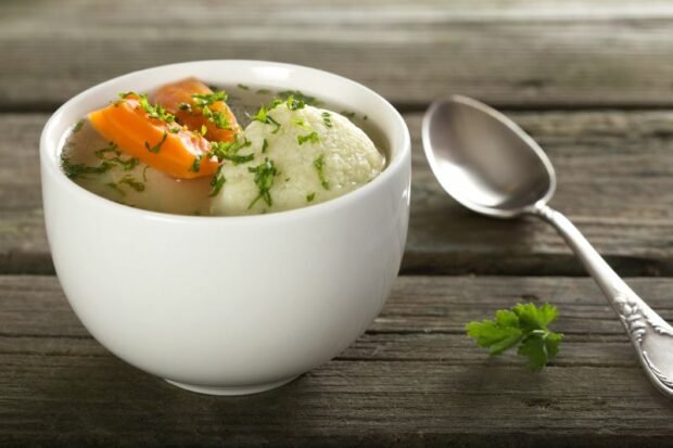 Soup with rice and cheese dumplings 