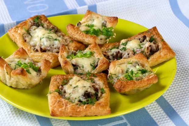 Puffs with mushrooms and cheese