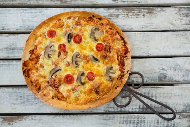 Cherry and champignons pizza 