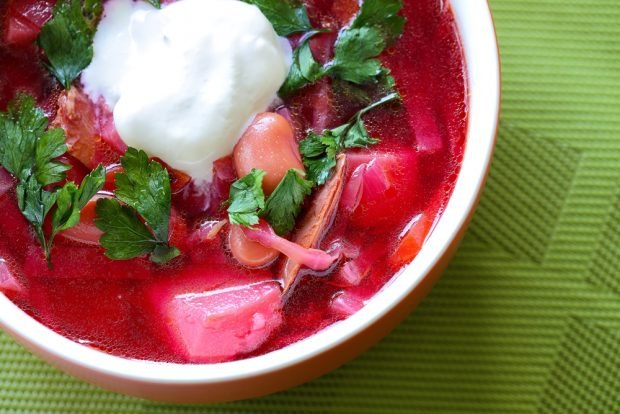 Borscht with red cabbage and purple onion