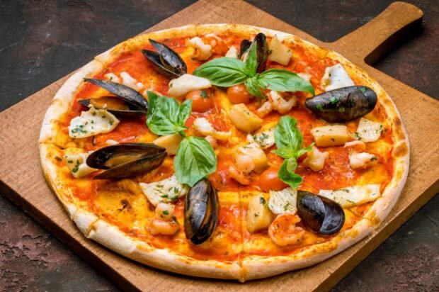 Seafood pizza 