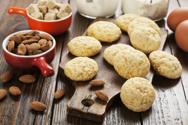 Almond cookies