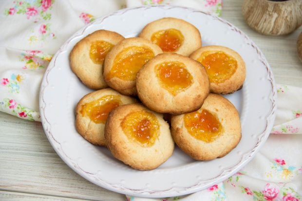 Shortbread cookies with jam