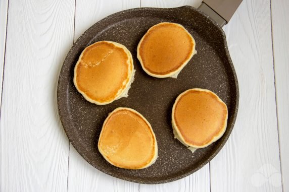 Sour milk pancakes: photo of recipe preparation, step 5