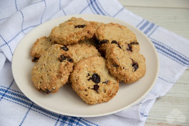 Oatmeal cookies with raisins and sesame seeds