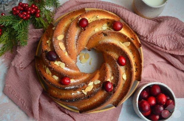 Christmas cupcake with cranberries