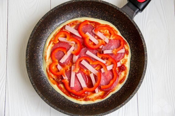 Pizza in a frying pan without mayonnaise: photo of recipe preparation, step 2