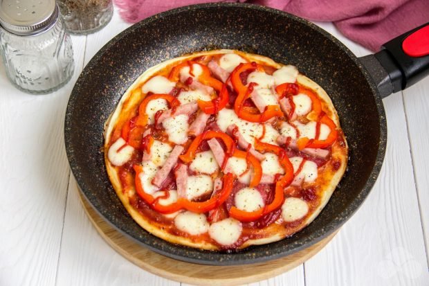 Pizza in a frying pan without mayonnaise