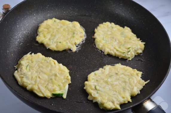 Zucchini pancakes: photo of recipe preparation, step 3