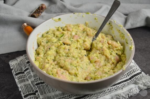 Turkey fritters with zucchini and yogurt: photo of recipe preparation, step 4