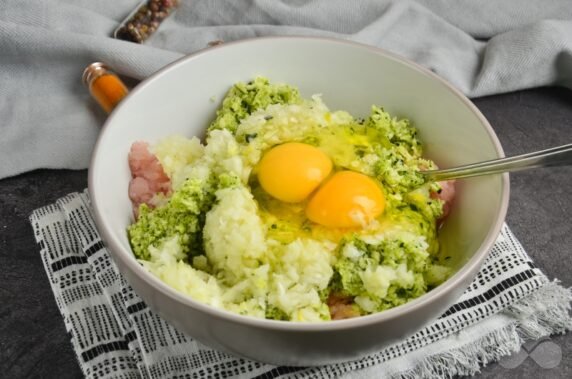 Turkey fritters with zucchini and yogurt: photo of recipe preparation, step 2