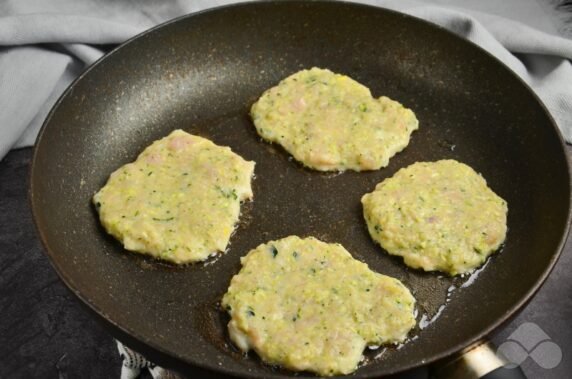 Turkey fritters with zucchini and yogurt: photo of recipe preparation, step 5