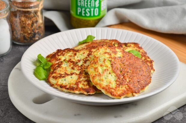 Turkey fritters with zucchini and yogurt