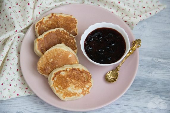 Fluffy pancakes without eggs: photo of recipe preparation, step 5