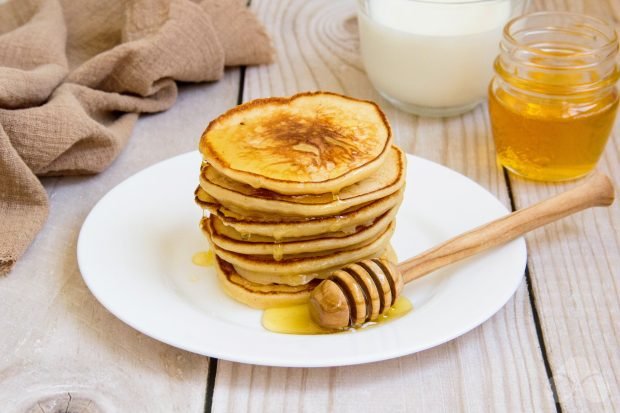 Pancakes with ricotta and honey