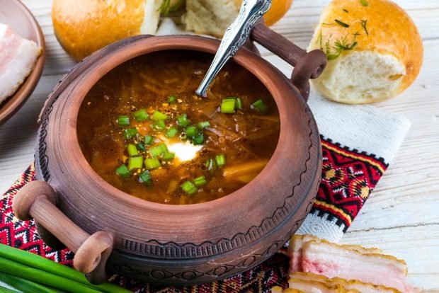 Ukrainian borscht in pots